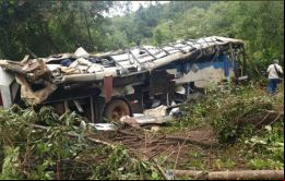 El conductor perdió el control en una curva cerrada en medio de fuertes lluvias