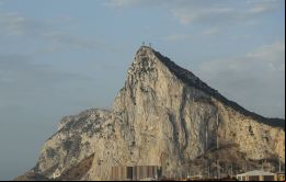 Gibraltar ayudó con el reacondicionamiento del SS Uganda como buque hospital y del HMS Hecla como buque ambulancia 