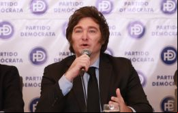 El peso argentino no sirve ni como abono, explicó Milei
