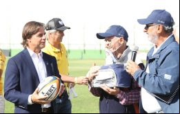 Tras el kickoff inicial, el cual estuvo a cargo el presidente, el balón ovalado voló y terminó pegándole al jefe de Policía de Maldonado en la cabeza