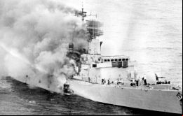 El HMS Sheffield fue alcanzado por uno de dos Exocet el 4 de mayo, y ardió hasta el 10, cuando finalmente se fue a pique