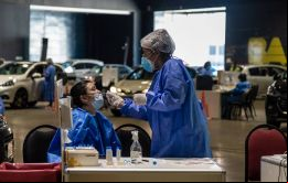 Por otro lado, el número de pacientes hospitalizados en estado crítico disminuyó