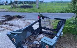 En Stewartstown, pleno corazón del Ulster una lancha de desembarco a escala y hecha a mano, colocada en el Memorial a la Guerra fue prendida fuego.