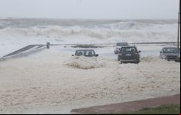 Los transbordadores fluviales hacia Buenos Aires no se vieron afectados por la tormenta, que azotó la costa marítima uruguaya