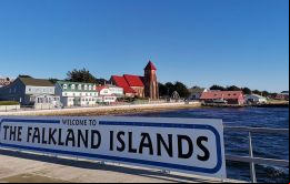 Toma clásica de la bienvenida de las Falklands en uno de los muelles de Stanley