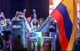 Petro resumió su campaña en una abarrotada Plaza de Bolívar, en Bogotá, durante la cual insistió en la necesidad de un cambio