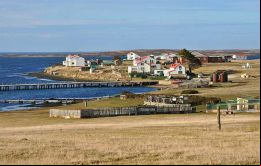 Vista de Goose Green donde estuvieron retenidos por semanas civiles de las Falklands incluyendo un bebé de cuatro meses