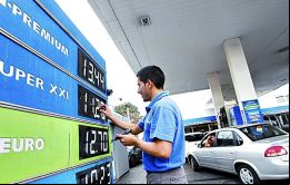 El contrabando de combustible a países limítrofes debido a la diferencia de precios ha provocado una escasez recurrente para los argentinos