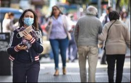 Incluso a personas sin síntomas se les ha recomendado cubrirse la cara en el transporte público
