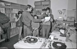 El periodista Patrick Watts quien durante años estuvo al frente de la radio de las Falklands 