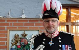  El gobernador Nigel Phillips CBE con su colorido uniforme de gala 