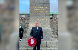 El ministro Linares al pie del Monumento a la Liberación en la ciudad de Stanley previo a depositar una ofrenda floral.