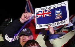  En marzo 2013, un referendo con presencia de observadores independientes,  reafirmó el deseo de los Isleños de seguir siendo un territorio británico de ultramar autónomo