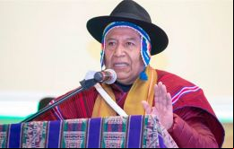 Choquehuanca insistió en el doble uso del tradicional pitillo boliviano junto a la whiphala