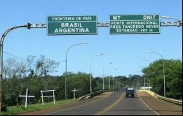 La ciudad de Puerto Iguazú, Argentina, está unida a la ciudad de Foz de Iguazú, Brasil, a través del puente internacional Tancredo Neves