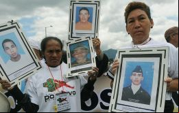 Los falsos positivos eran campesinos o personas humildes a quienes se mataba sin piedad y se los hacía pasar por guerrilleros supuestamente abatidos en combate 