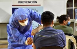 Tras una desaceleración en junio, los casos de COVID-19 repuntaron el mes pasado