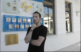 Peck cuanto joven expresó en la pintura sus impresiones sobre lo que fue la guerra del 1982, cuando era niño