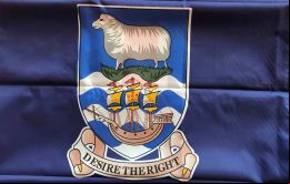 El escudo de las Islas Falkland con la consigna Desire the Right al pie, en honor a la embarcación del primer avistamiento de las Islas por John Davis en 1592