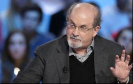 Rushdie fue operado y está conectado a un ventilador en un hospital de Pensilvania