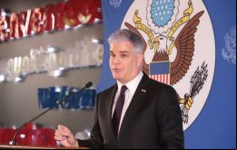 El embajador estadounidense Marc Ostfield dijo que Velázquez había obstruido una investigación al ofrecer un soborno 