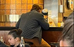 El Presidente se detuvo en un bar y comió sin ser molestado por los clientes  