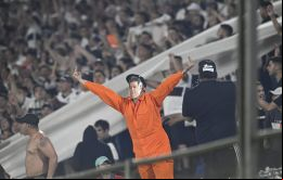 Un aficionado de Olimpia llevaba un mono naranja y una máscara de Horacio Cartes