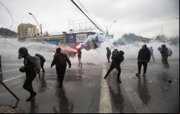 Manifestantes violentos lanzaron cócteles molotov contra los Carabineros. Boric insistió en que el diálogo era el camino