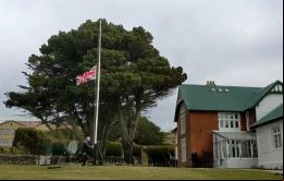 Las banderas como la de Casa de Gobierno flamearán a media asta, hasta el martes 20 a la mañana cuando concluye el duelo nacional 