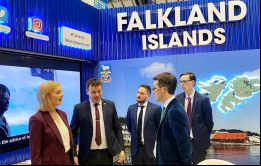 Liz Truss dijo que, hoy en día las Falklands son parte pujante de la familia Británica, son un faro de libertad y democracia... (Foto Archivo)