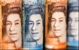 Billetes y monedas de las Falklands con la faz de Isabel II. Tienen el mismo valor que sus similares del Reino Unido