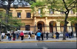 Acuña pretende procesar a las familias de los chicos que hacen tomas