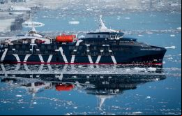 El crucero partió el miércoles desde Punta Arenas hacia Falklands con cien pasajeros, donde según informa la empresa embarcará a más pasajeros.