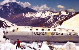 Algunos de los supervivientes del vuelo 591 de la Fuerza Aérea Uruguaya, como Gustavo Zerbino, Fernando Parrado, Eduardo Strauch y Roberto Canessa, asistieron al acto 