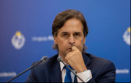 La encuesta detectó una caída constante de la aprobación de Lacalle desde noviembre de 2021
