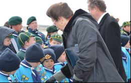 La Princesa Ana en 2016, cumpliendo una agenda de compromisos y visitas en las Falklands con autoridades y público en general