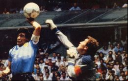 También fue el balón con el que Maradona marcó el Gol del Siglo
