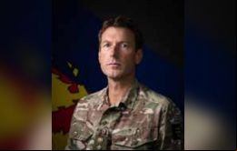 El Brigadier Duff cuenta con licenciaturas en la Universidad de Durham y en 1997 pasó a integrar el primer cuerpo de los Guardias Dragones de la Reina 
