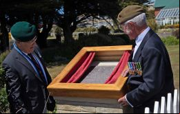 La placa fue inaugurada por William Muirs del NP8901 (izq) y Brian Summers de la Fuerza de Defensa de las Falklands (der)   