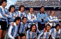 Una de las pocas ocasiones en que Chocolate Baley pudo jugar antes del Mundial de 1978. El segundo de la izquierda arrodillado es su compañero de equipo Ossie Ardiles