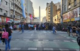 Ante las vallas que rodean el obelisco, los hinchas de Buenos Aires están en alerta sobre sus planes de celebración en caso de que Argentina gane el Mundial el próximo domingo.