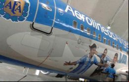 El avión de Aerolíneas Argentinas ha sido pintado con una librea especial para el Mundial de Qatar