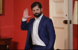 Según el estudio, un 34% confía en el Presidente Boric, lo que supone una caída de siete puntos porcentuales en relación a la encuesta del 23 de septiembre