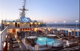 La ropa es opcional en las cubiertas al aire libre y en las zonas de piscina del Azamara Pursuit.  
