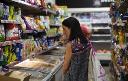 Los salarios han quedado muy rezagados frente a la inflación, hundiendo en la pobreza a decenas de argentinos