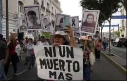 El arzobispo Carlos Castillo celebró el domingo una misa en español y quechua en señal de duelo por los manifestantes muertos en enfrentamientos con las fuerzas de seguridad