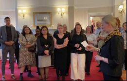 Los estudiantes ganadores de la competencia en Casa de Gobierno de las Falklands.junto a la Gobernadora Alison Blake CMG 