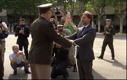 El presidente Lacalle Pou entregó a Stevenazzi una réplica del sable de José Artigas