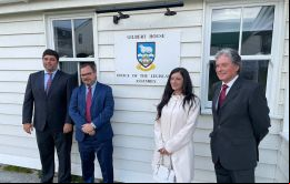 Los diputados uruguayos frente a Gilbert House, sede del gobierno autónomo de las Islas Falkland donde funciona la Asamblea Legislativa