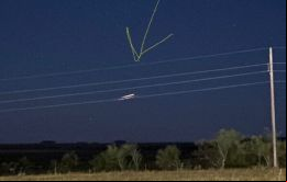 Testigos en el departamento (provincia) de Paysandú y en la vecina provincia argentina de Entre Ríos vieron las extrañas luces y subieron fotos a las redes sociales